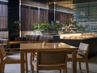 ЗАЛ РЕСТОРАНА КОФЕМАНИЯ KINKI